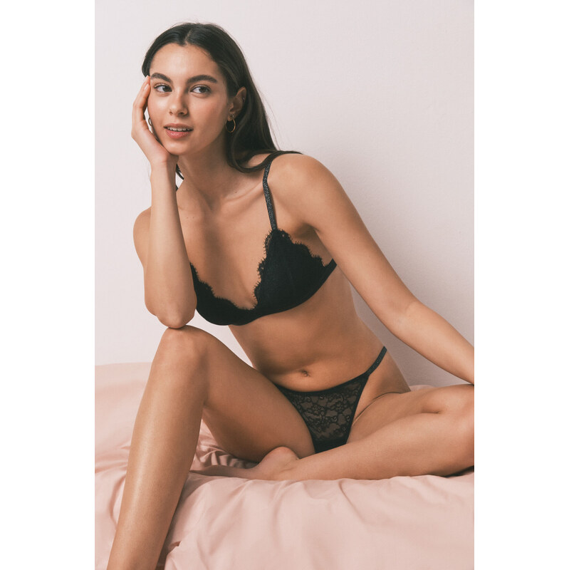 womensecret Čierne čipkované nohavičky s kvetinovým motívom 68491989