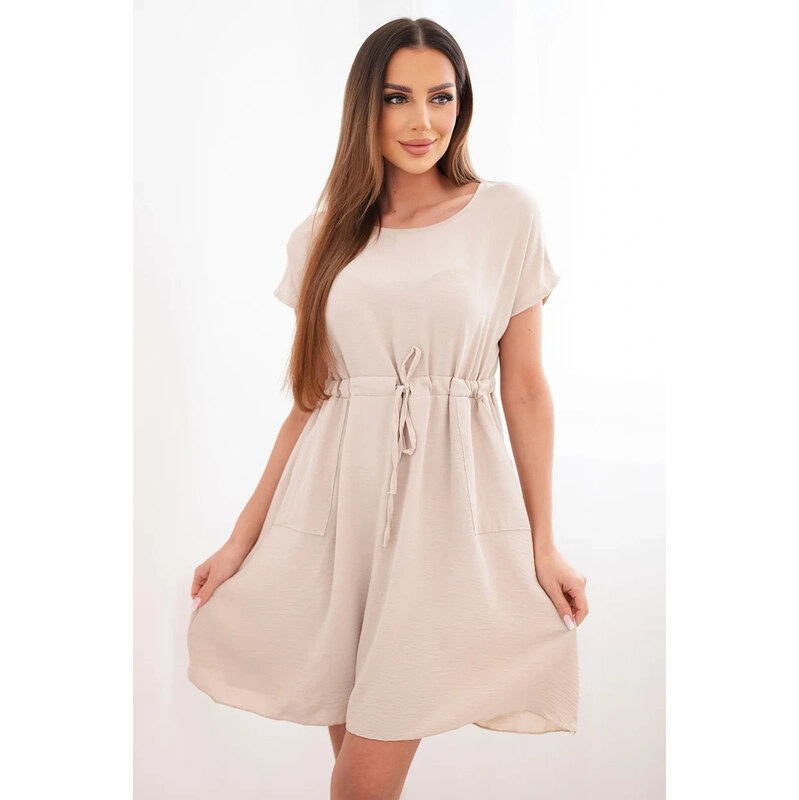 K-Fashion Dámske šaty s krátkym rukávom a opaskom v páse béžovej farby 68493159