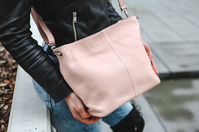 Ružová kožená talianska crossbody kabelka Prisca Fuxia Scura s prídavným pruhom IV NovaKabelka.sk