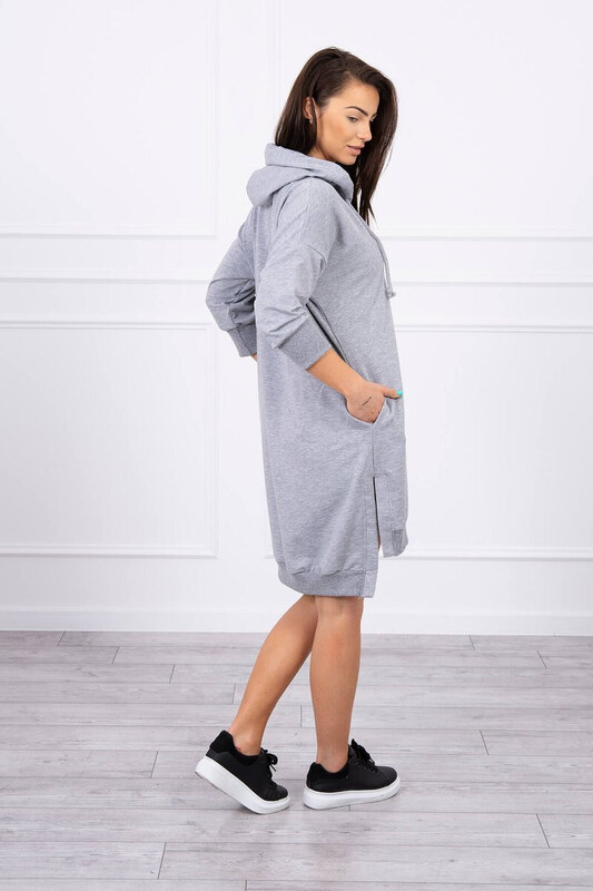 K-Fashion Šaty s kapucňou a dlhším chrbtom šedej