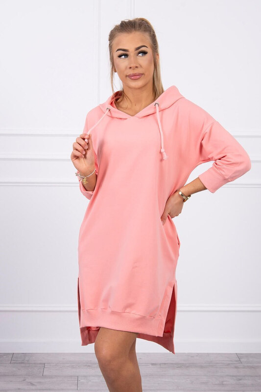 K-Fashion Šaty s kapucňou a dlhším chrbtom v marhuľovej farbe