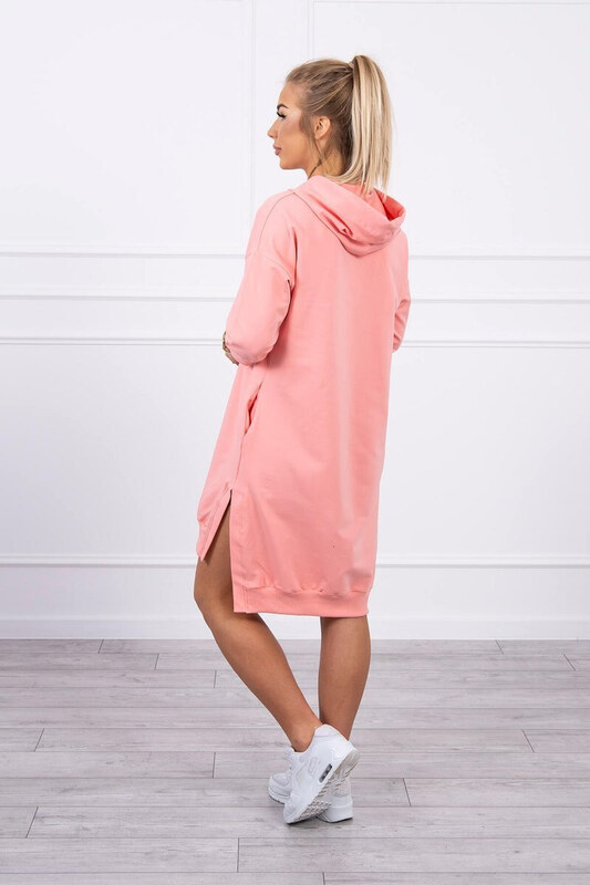 K-Fashion Šaty s kapucňou a dlhším chrbtom v marhuľovej farbe
