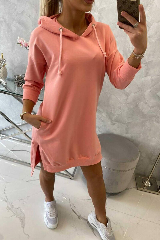K-Fashion Šaty s kapucňou a dlhším chrbtom v marhuľovej farbe