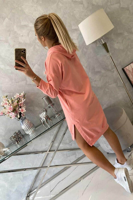 K-Fashion Šaty s kapucňou a dlhším chrbtom v marhuľovej farbe