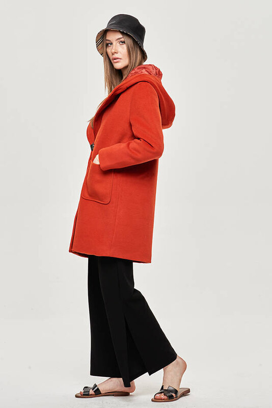 Ann Gissy Krátky červený dámsky kabát s kapucňou (GSQ2311)