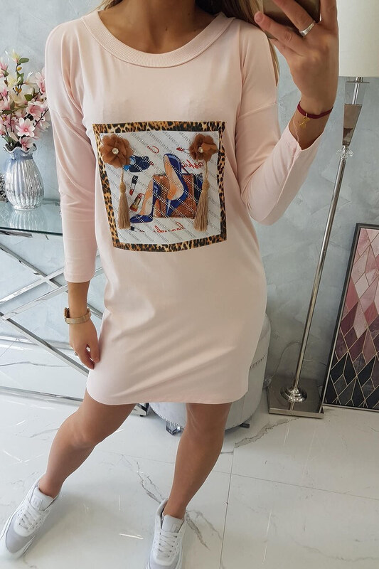 K-Fashion Šaty s 3D grafikou a zdobenými volánikmi púdrovo ružové