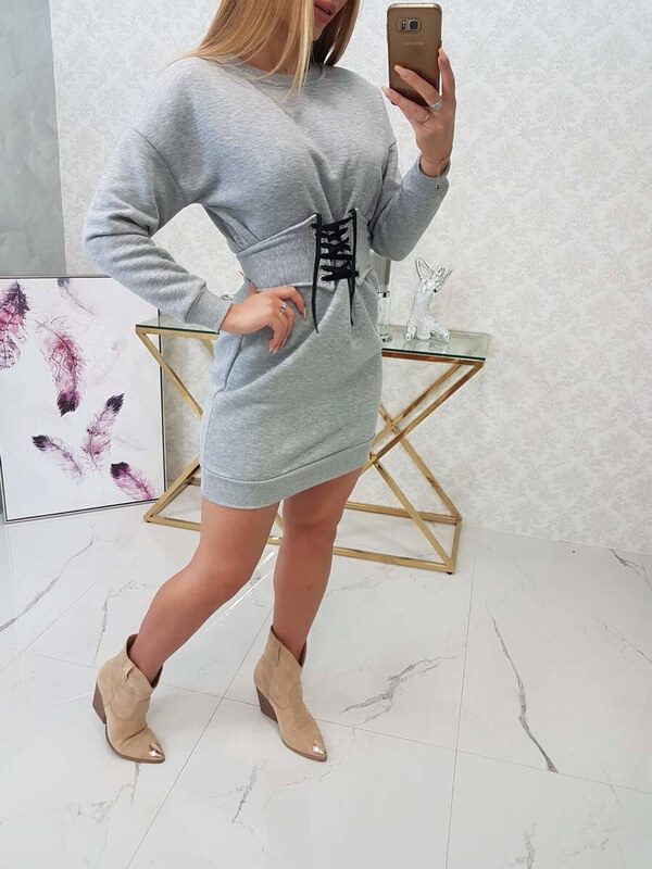 K-Fashion Zateplené šaty s ozdobným pásikom šedej
