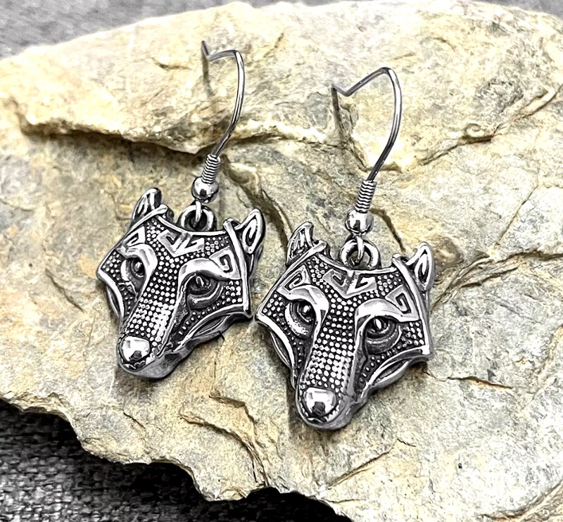 B-TOP Visiace náušnice z nerezovej ocele Vlčia hlava