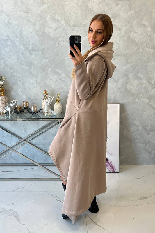 Béžové zateplené šaty s dlhšími bokmi 21756 - Kesi