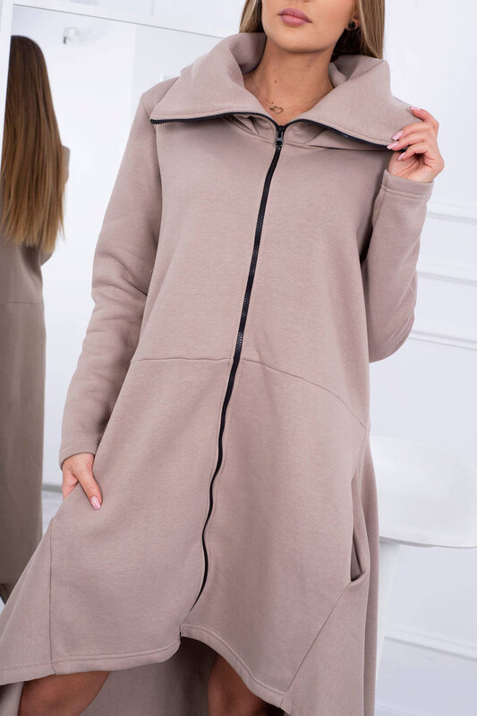 Béžové zateplené šaty s dlhšími bokmi 21756 - Kesi