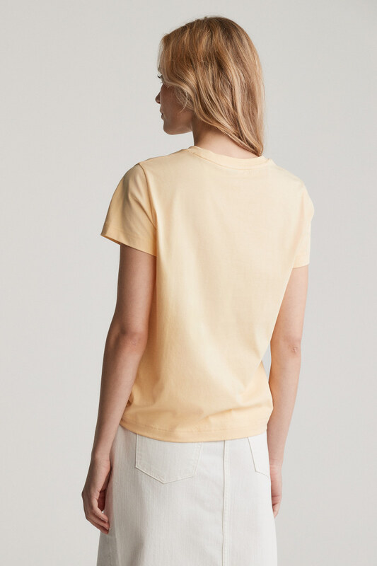 TRIČKO GANT REG TONAL SHIELD SS T-SHIRT DUSTY LIGHT YELLOW