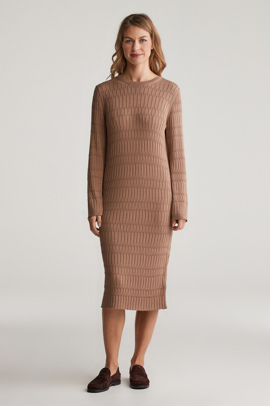 ŠATY GANT TEXTURED KNIT DRESS ROASTED WALNUT