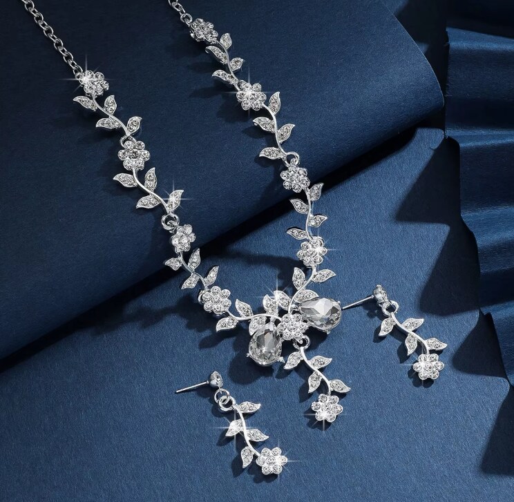 B-TOP Elegantná 2dielna súprava náušníc a náhrdelníka s kryštálovými kvetmi