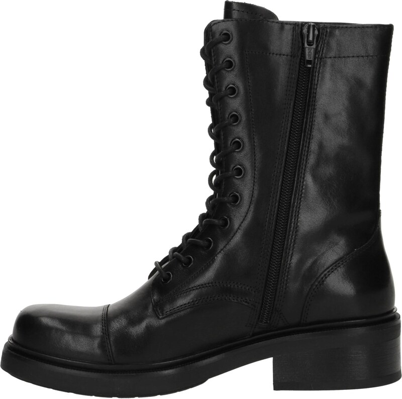 VAGABOND SHOEMAKERS Šnurovacie členkové čižmy 'KARLIE' čierna