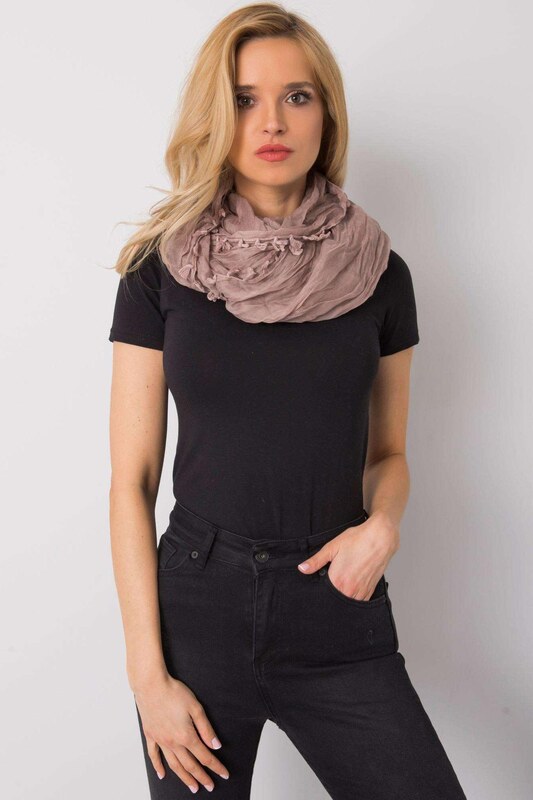 MladaModa Nariasená šatka so strapcami model 48172 hnedá