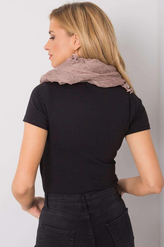 MladaModa Nariasená šatka so strapcami model 48172 hnedá