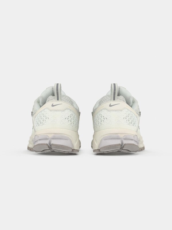 Nike Sportswear Tenisky 'Zoom Vomero 5' striebornosivá / šedobiela