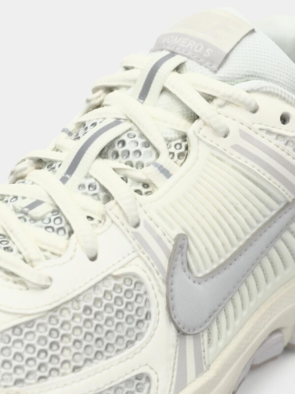 Nike Sportswear Tenisky 'Zoom Vomero 5' striebornosivá / šedobiela