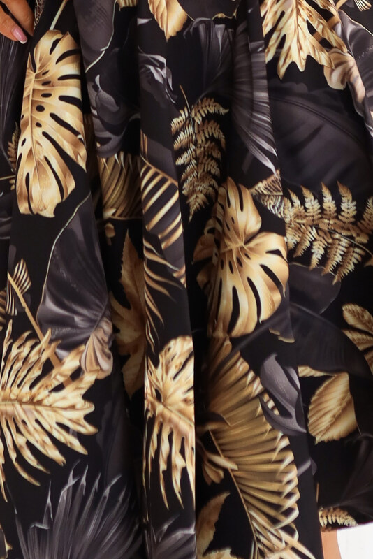 Numoco Čierne midi šaty s elegantným vrškom a rozšíreným spodným dielom - zlaté listy 114-18