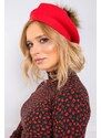 MladaModa Dámska čiapka baretka s kožušinkovým brmbolcom model 01130 červená