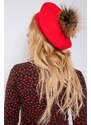 MladaModa Dámska čiapka baretka s kožušinkovým brmbolcom model 01130 červená