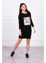 K-Fashion Šaty s 3D grafikou a ozdobnými volánikmi čiernej farby