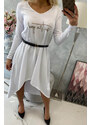 K-Fashion Šaty s ozdobným pásikom a nápismi bielej farby