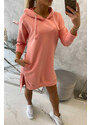 K-Fashion Šaty s kapucňou a dlhším chrbtom v marhuľovej farbe