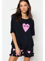 Trendyol Collection Čierna 100% bavlna so srdiečkovým vzorom volánikom Detailné tričko-šortky Pletené pyžamá