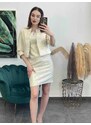 PrestigeShop Dámske elegantné krátke priliehavé šaty so sakom - smotanovo zlaté