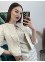 PrestigeShop Dámske elegantné krátke priliehavé šaty so sakom - smotanovo zlaté
