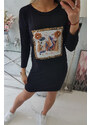 K-Fashion Šaty s 3D grafikou a ozdobnými volánikmi čiernej farby