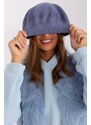 MladaModa Dámska čiapka baretka s aplikáciou model 31826 farba džínsová