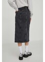 Rifľová sukňa Tommy Jeans čierna farba, midi, rovný strih, DW0DW17700