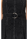Trendyol Collection Prúžkované tkané šaty z prémiovej látky s čiernym pásom a volánovou sukňou