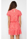 Trendyol Collection Červená špeciálna textúrovaná sukňa volánik s krátkym rukávom, stojačikom Golier Pružné pletené minišaty