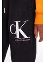 Detské tepláky Calvin Klein Jeans čierna farba, vzorované