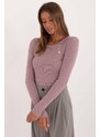 MladaModa Vrúbkovaný sveter s ozdobnými gombíkmi model 32262 svetlý fialový