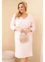 K-Fashion Dámske šaty nadmernej veľkosti s výstrihom do V a rukávmi púdrovo ružovej farby